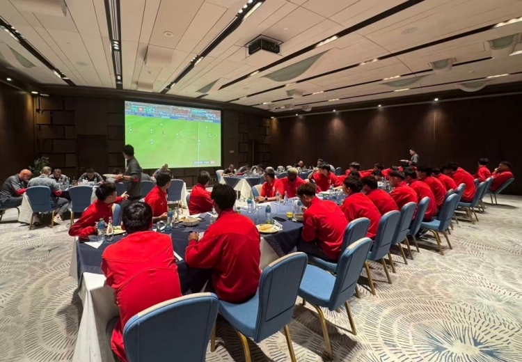 海港全队集体观看U23亚洲杯半决赛，为吾米提江、蒯纪闻助威